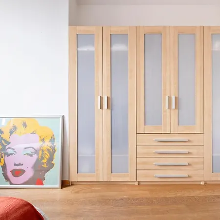 Guesthost - Skyline Appartement